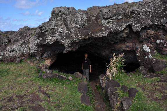 Uma caverna (ou 'Ana') que servia de moradia para os antigos habitantes de Rapa Nui (ou Ilha de Páscoa), território chileno no meio do Oceano Pacífico
